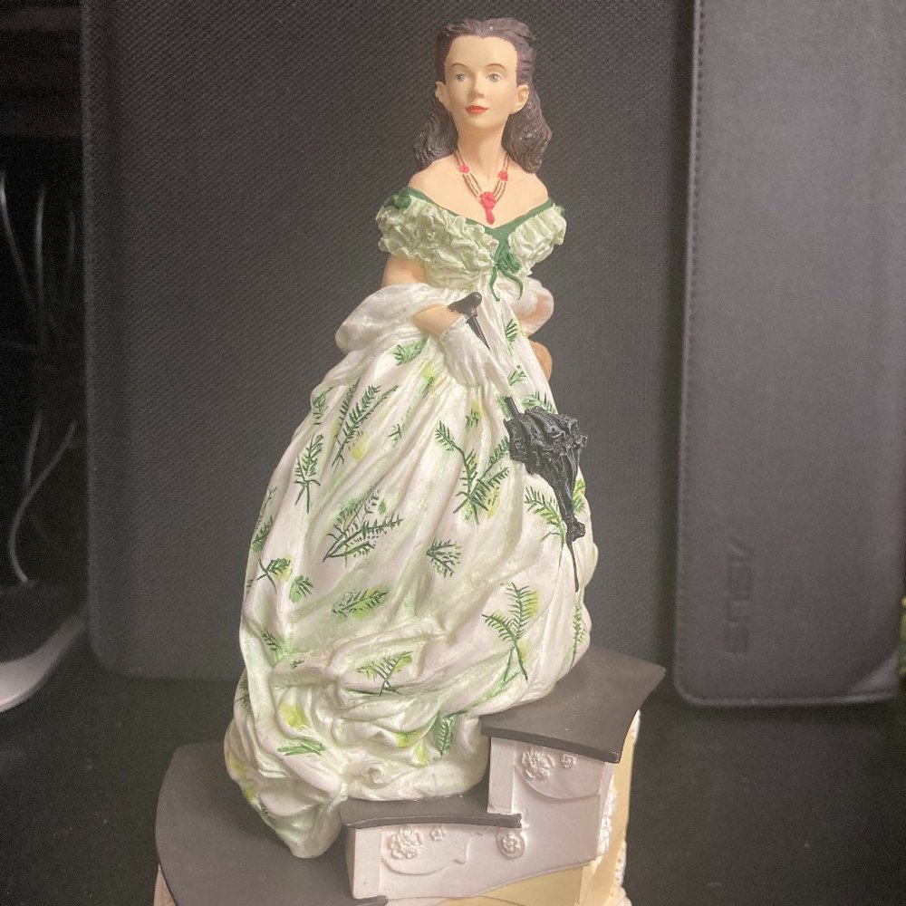Ardleigh Elliot Music Box "Scarlett"